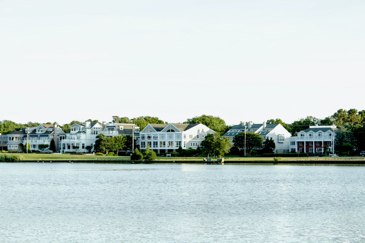white houses on water in delaware